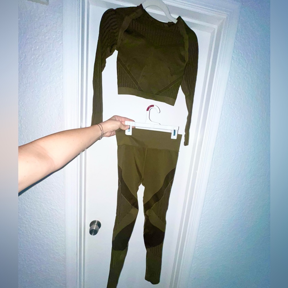 2 long sleeve and pant bottom gym outfit sets